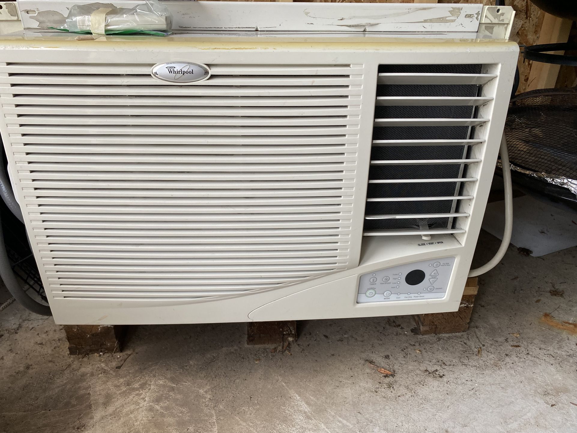 Whirlpool - 24000 BTU Window Air Conditioner