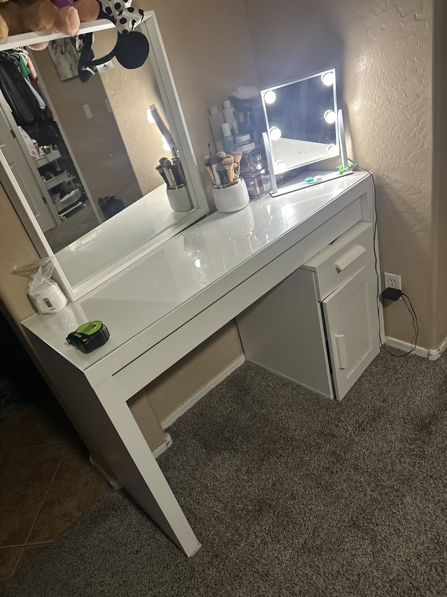 Makeup vanity W/storage Unit
