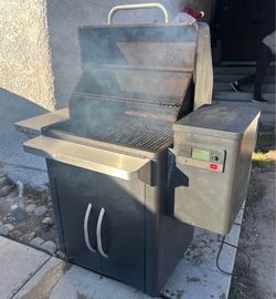 TRAEGER SILVERTON 620 PELLET GRILL SMOKER USED WORKS GREAT