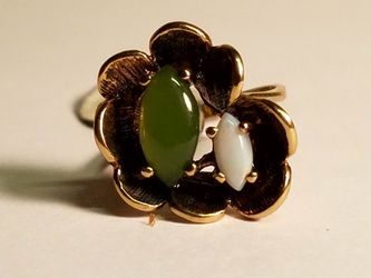 Vintage Gold Karatclad Flower Ring! 14 KT HGE Gold, Green Agate, & Pink Quartz Ring! In EXCELLENT CONDITION! Size 5! $20 OBO!
