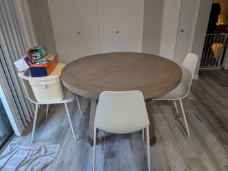 Round dining table