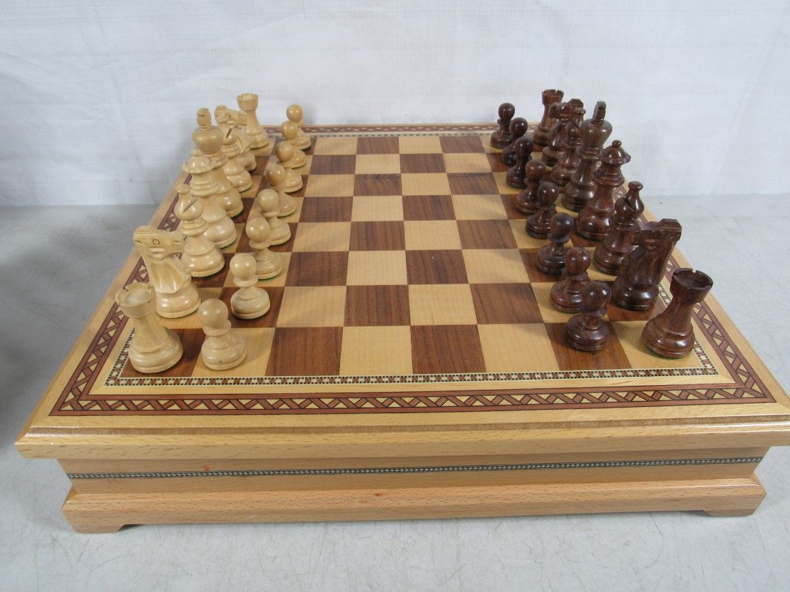 Staunton Hand Carved Wooden Chess Set Storage Chess Board 15" X 15"