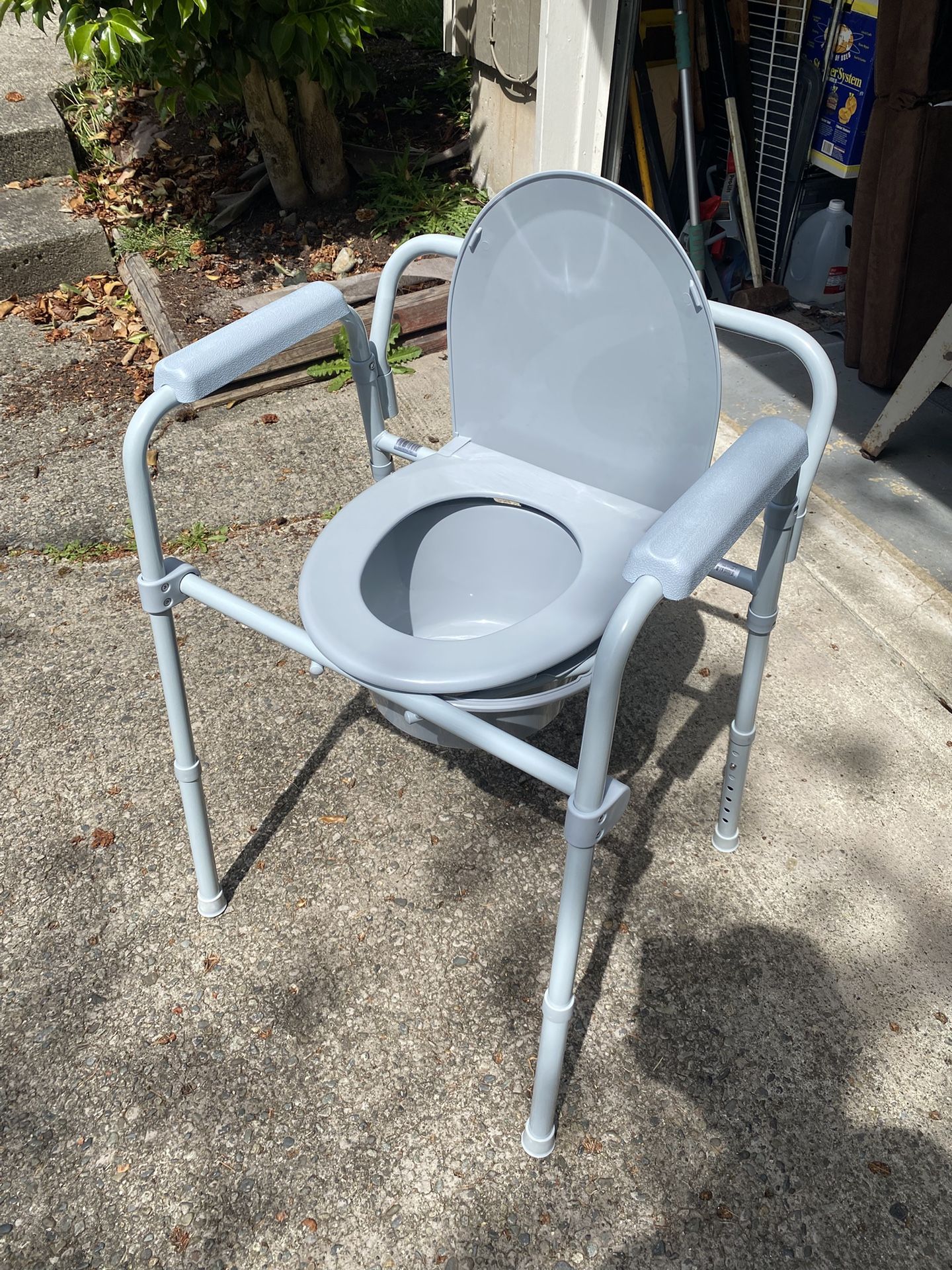 🚽 Brand New Bedside Commode Chair – Adjustable Height | Never Used 💪