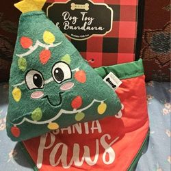 CHRISTMAS  NEW WOOF HERE COMES SANTA PAWS BANDANA & SQUICKER XMAS TREE TOY 