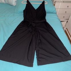 Gap Romper Size  medium, very good condition, with pockets and zipper on one side, It's not quite long.