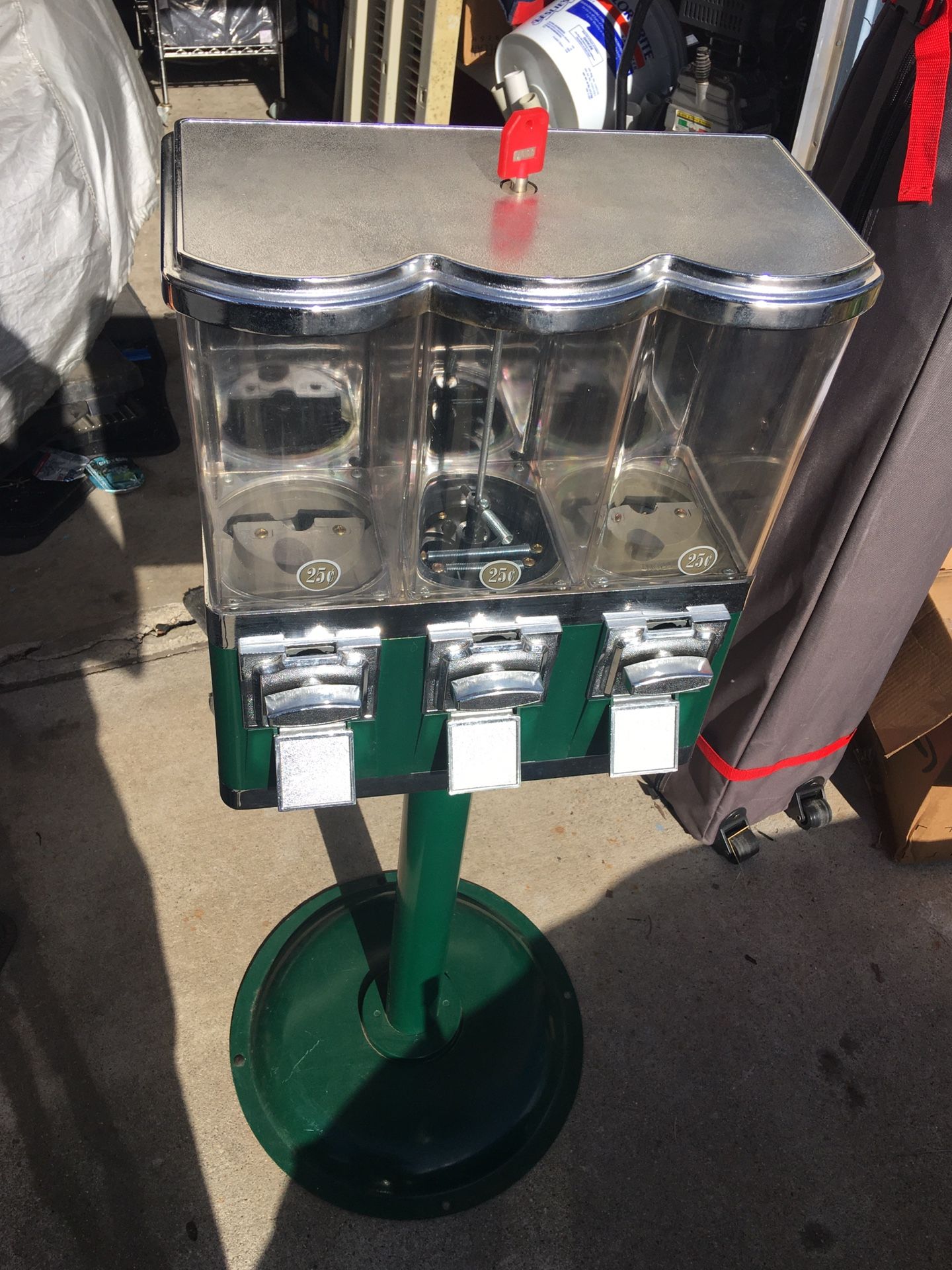 Candy 25c machine. Works great and looks great. 3 choices. With key