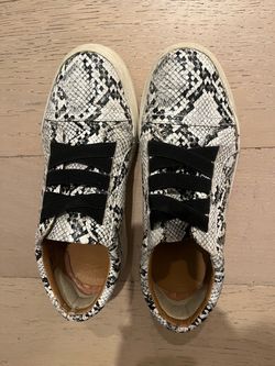 Women’s casual sneakers 6.5