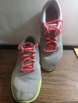 Women's Nike Revolution 4 Sneakers In Size 7