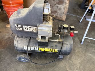 Central pneumatic 2HP 8 gal air compressor and hose