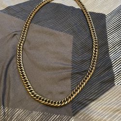 18 Karat Gold Plated necklace in good condition