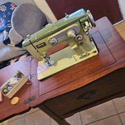 Vintage Riccar Sewing Machine With Gabinet 