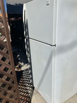 Refrigerator-free- must pick up now