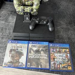 Ps4 With 3 Controllers And 3 Games 