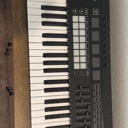 Novation 49SL MkIII MIDI Keyboard Controller – Excellent Condition w/ Box & Accessories