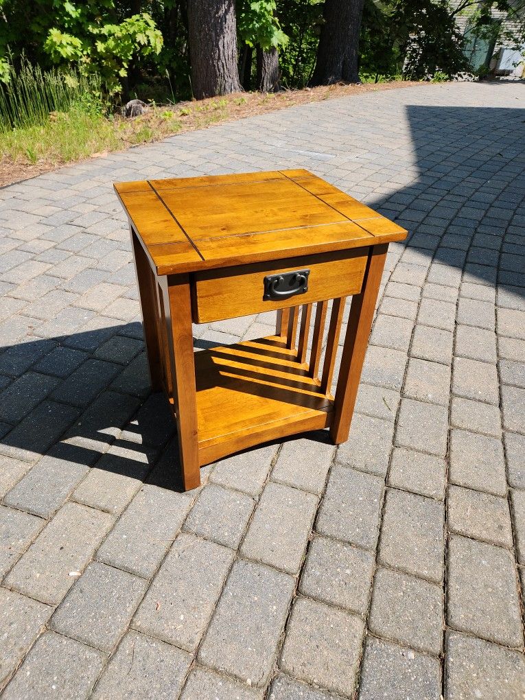 Bedside/End Table, 19.5x17.75"