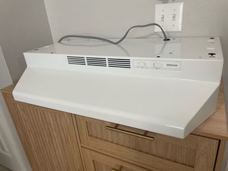 Range Hood White Excellent Condition!!