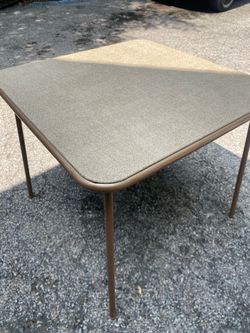 Foldable table