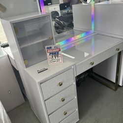 Hello Kitty Duet Vanity With  All Over Mirror Set