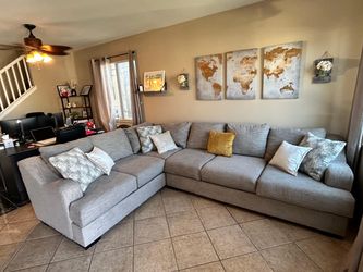 DELIVERY AVAILABLE 🚛! Gorgeous Sectional Couch with deep seating LIKE NEW