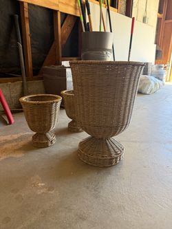 Wicker urn pots