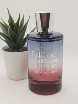 Juliette has a gun 

Ode to Dullness Eau de Parfum

3.3 fl ⭐️