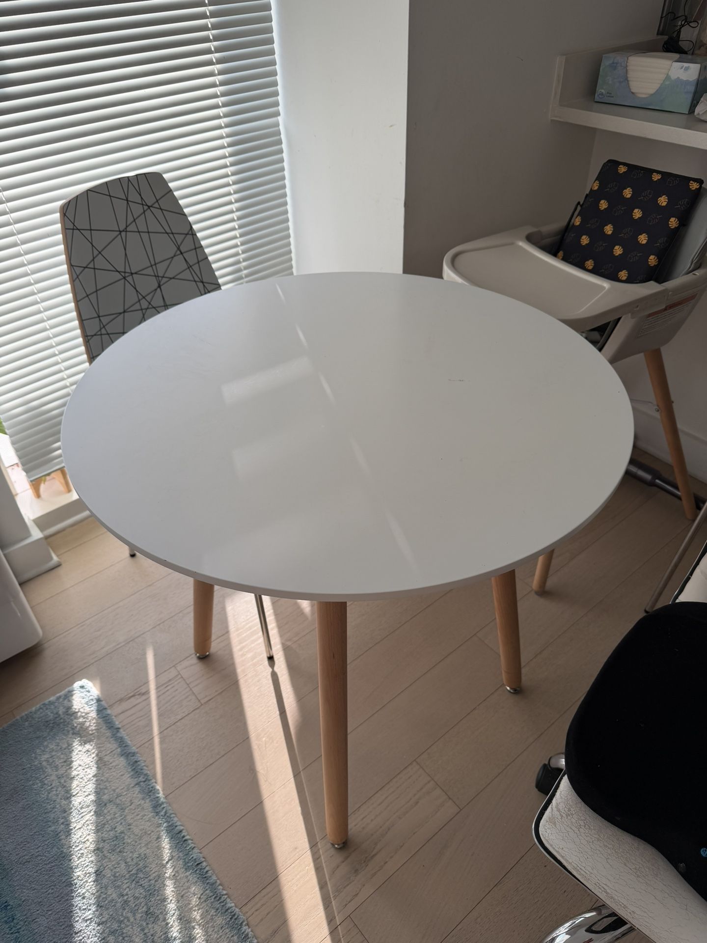 Round Dining Table with Beech Wood Legs, Modern Wooden Kitchen Table for Dining Room Kitchen (White)