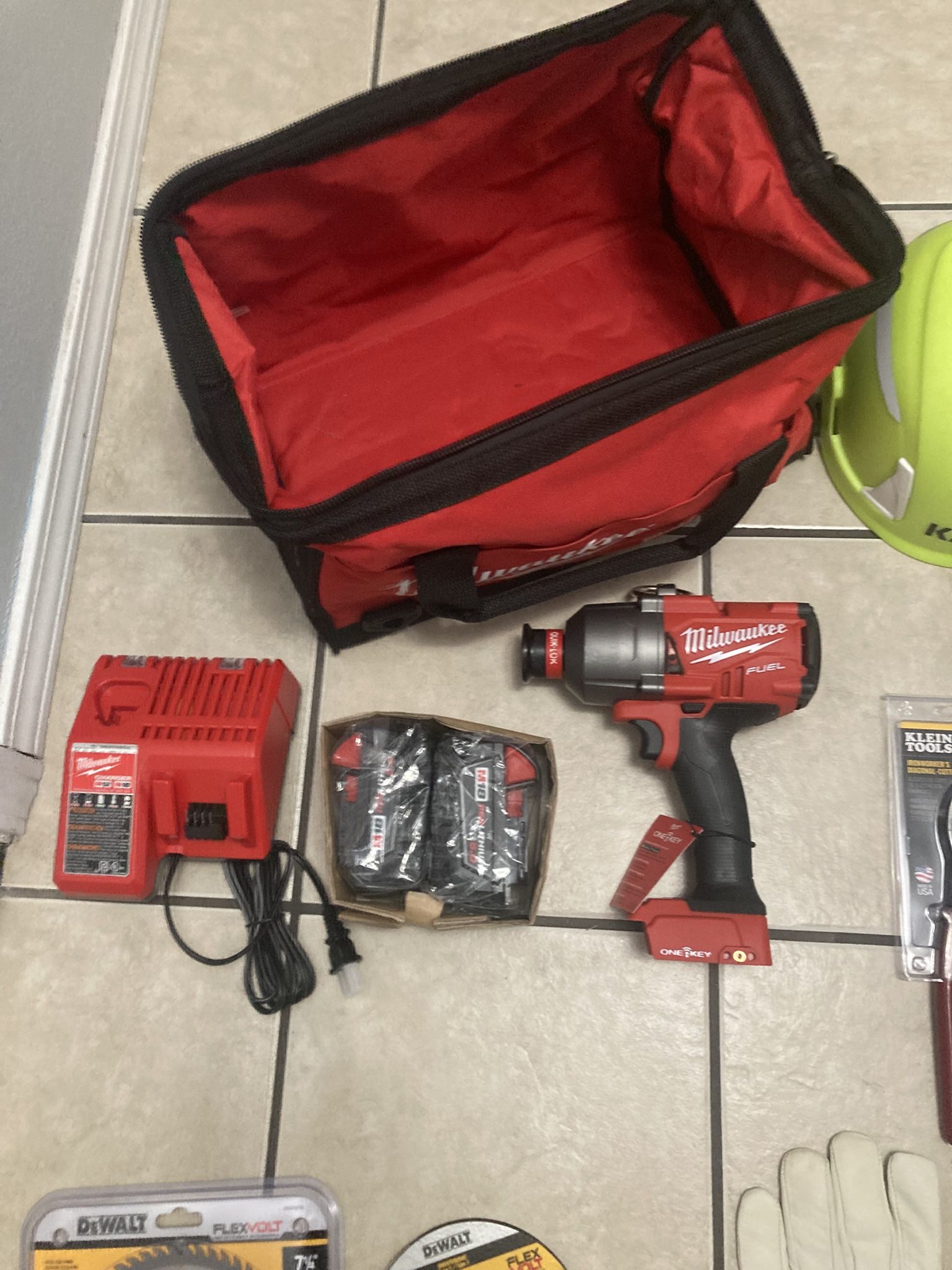 Milwaukee M18 Fuel 7/16 Quick Release Impact Wrench Kit 