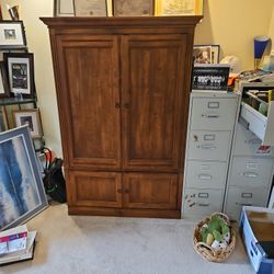 Armoire - Entertainment 