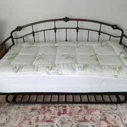 Daybed with trundle