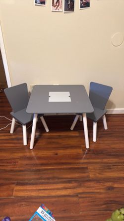 Toddlers bed w/table & chairs