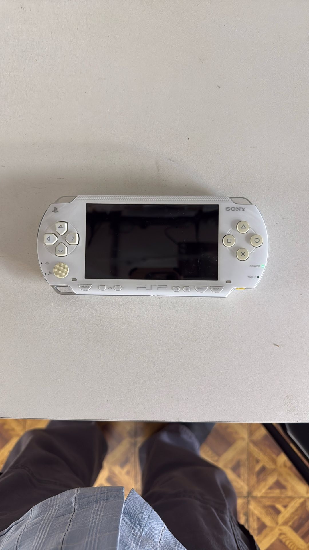 Sony PSP console 1000 + 4 GB Memory & Charger , Read Descriptions First