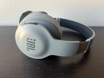 JBL EVEREST 700 SILVER WIRELESS HEADPHONES-WORKS WELL BUT NEEDS NEW EAR PADS