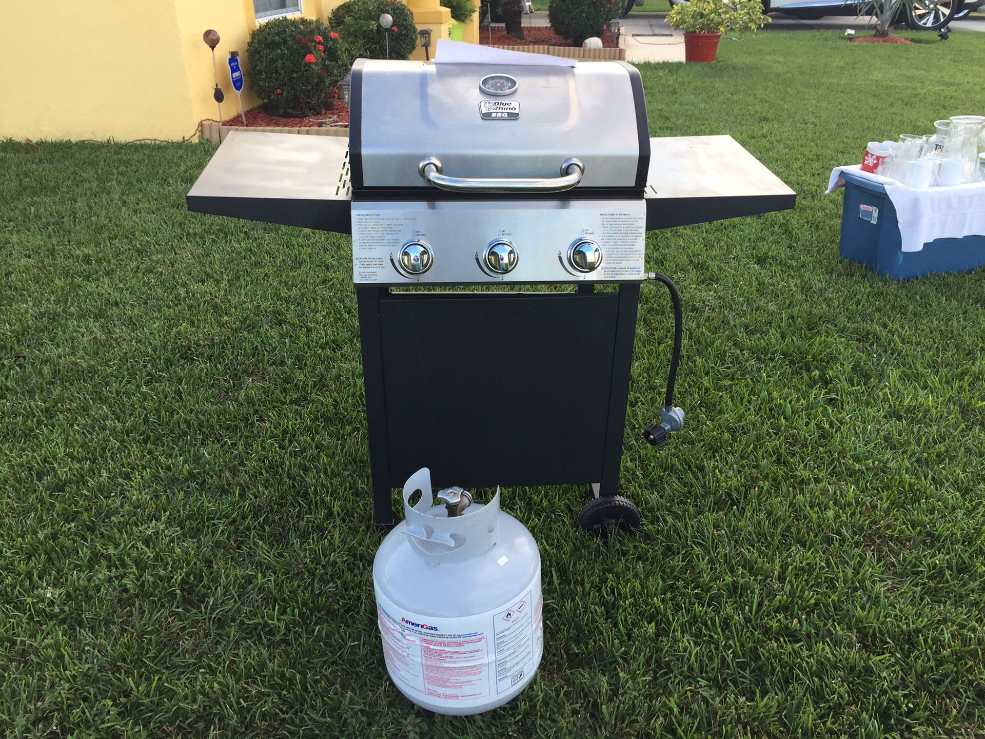 GAS GRILL W/PROPANE TANK