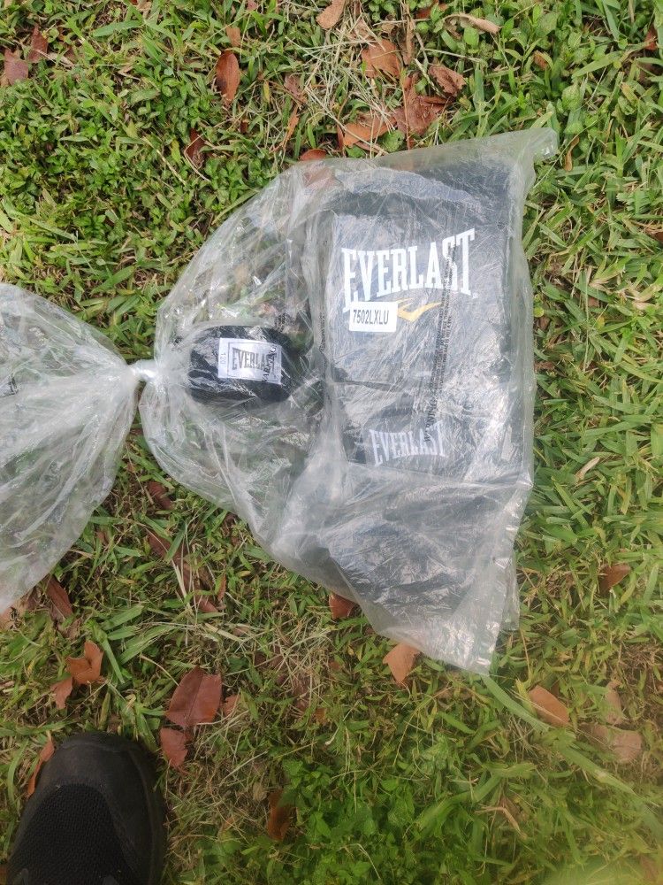 Everlast Heavy Boxing Gloves Black w/Hand Wraps (Blk)