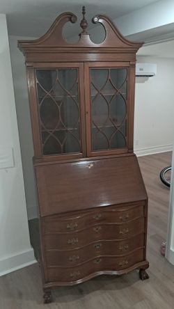 Chippendale-Style Mahogany Governor Winthrop Slant-Front Secretary Desk with Bookcase Hutch.