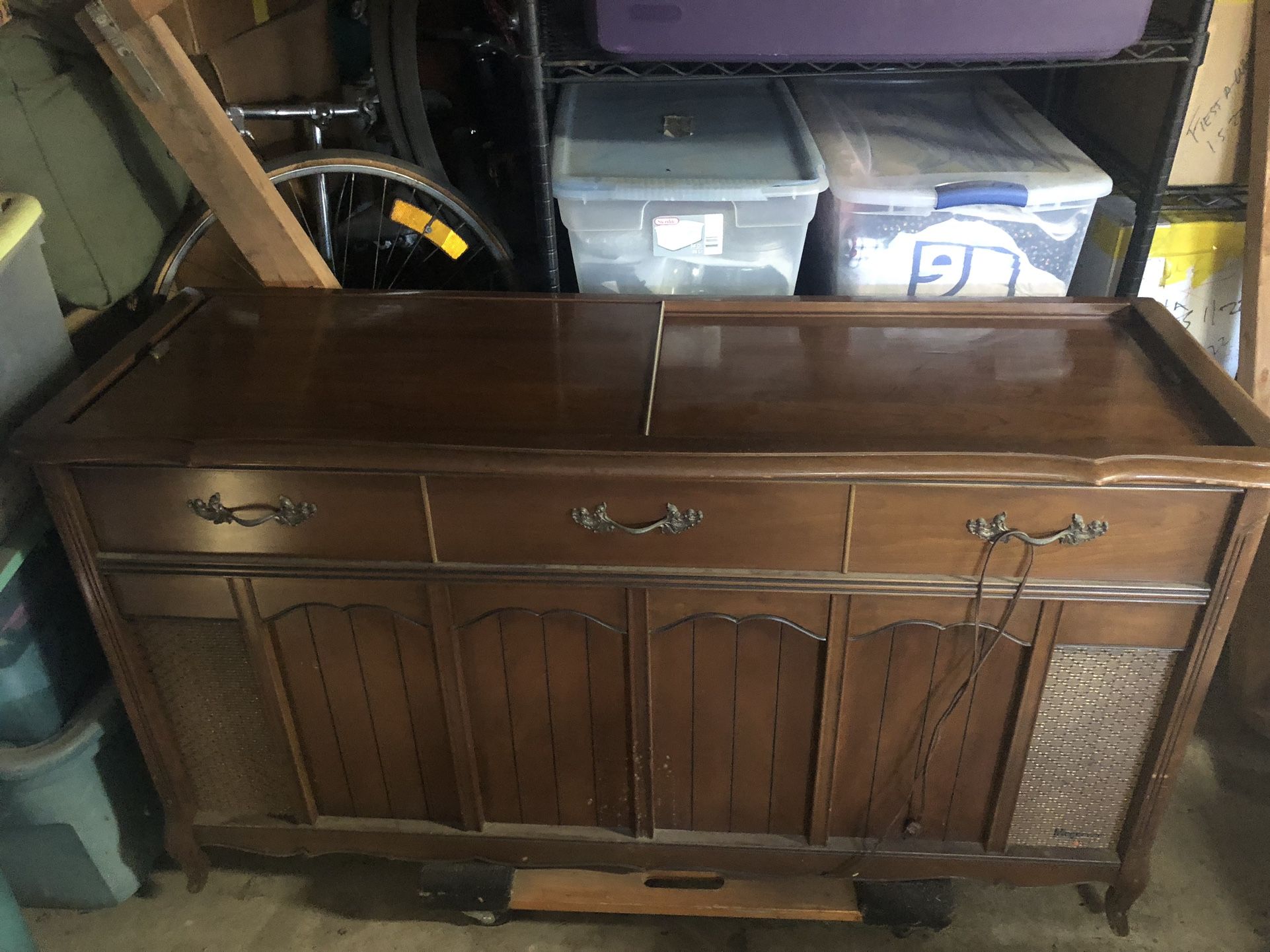 MAGNAZOX DRESSER RADIO RECORD PLAYER