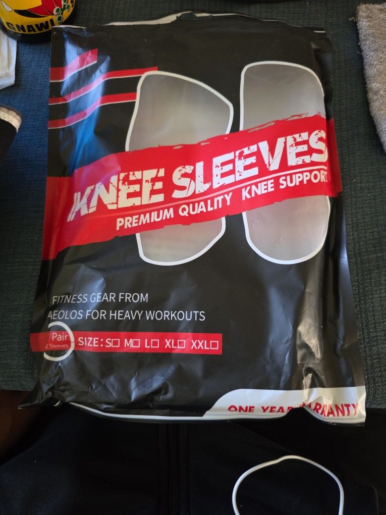 KNEE SLEEVES
