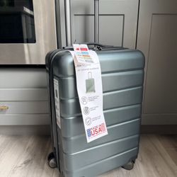 New with tags Skyline Hardside Hard Shell Luggage Spinner Carry-on