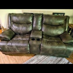 *FREE* Must go today 7/6/25 by 3pm * Fully functioning electric double recliner. Comfortable 🙂