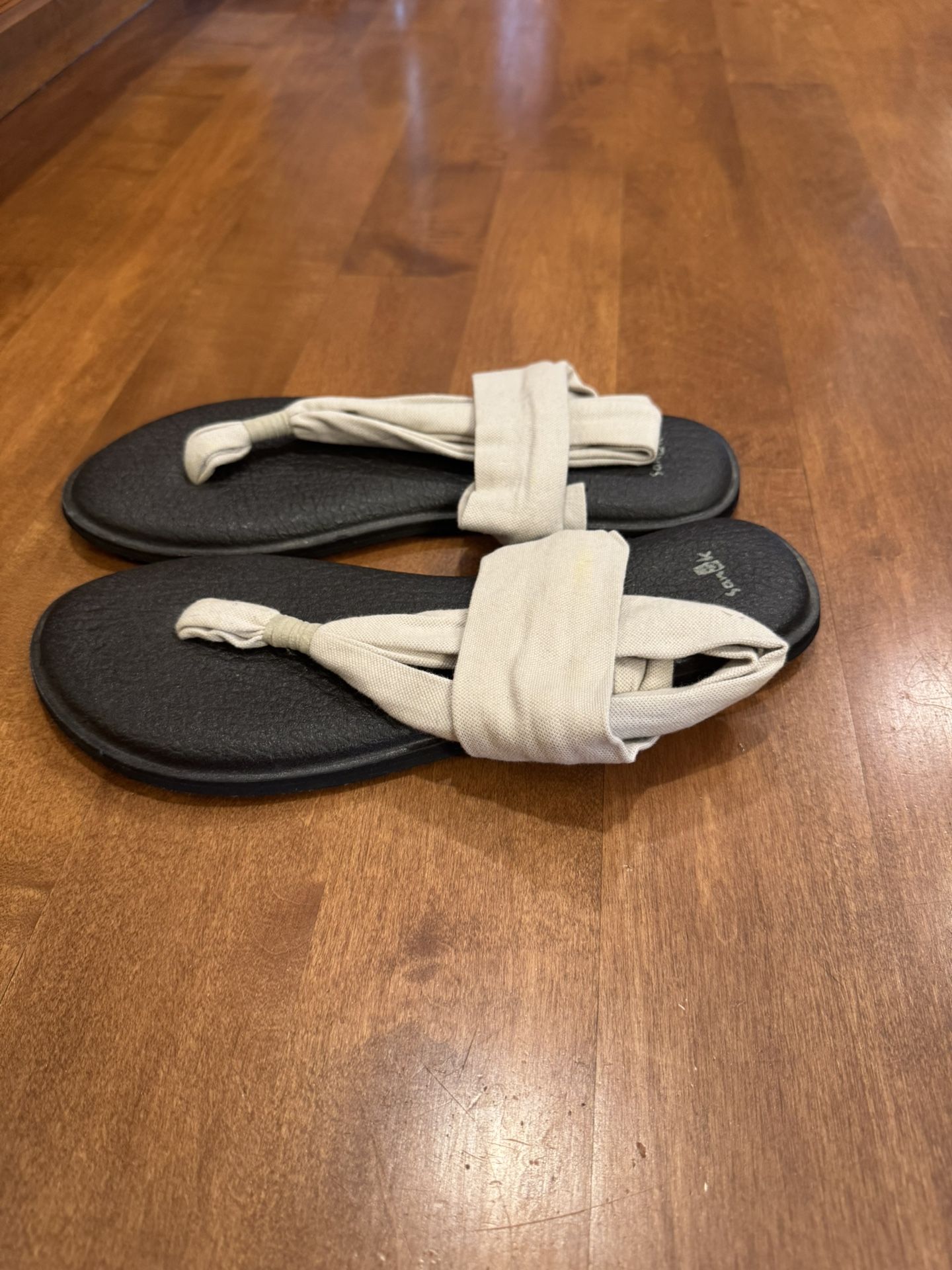 Woman’s Sanuk Sandals Size 10 Shipping Available
