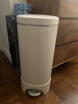 Munchkin Diaper Pail With Two Refills
