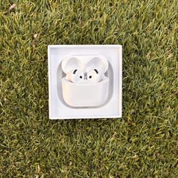 AirPods 4th Gen - Excellent Condition 
