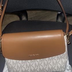 MICHAEL KORS  VANILLA/LUGG MD FLAP CONV SHLDR POLYURETHANE