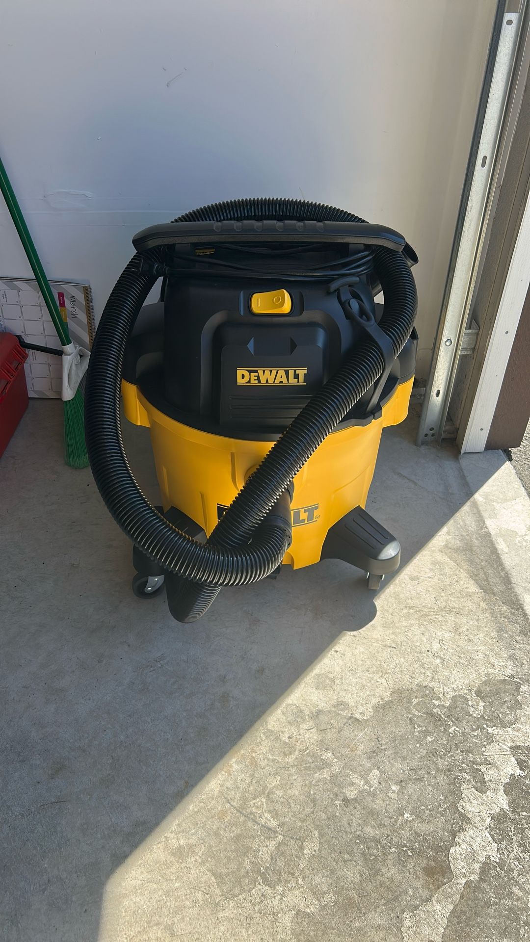 New Dewalt Stealthsonic quiet 9 gal wet/dry vacuum 5HP