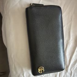 Gucci GG Marmont black leather continental wallet. 