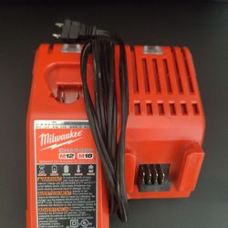 Cargador Milwakee