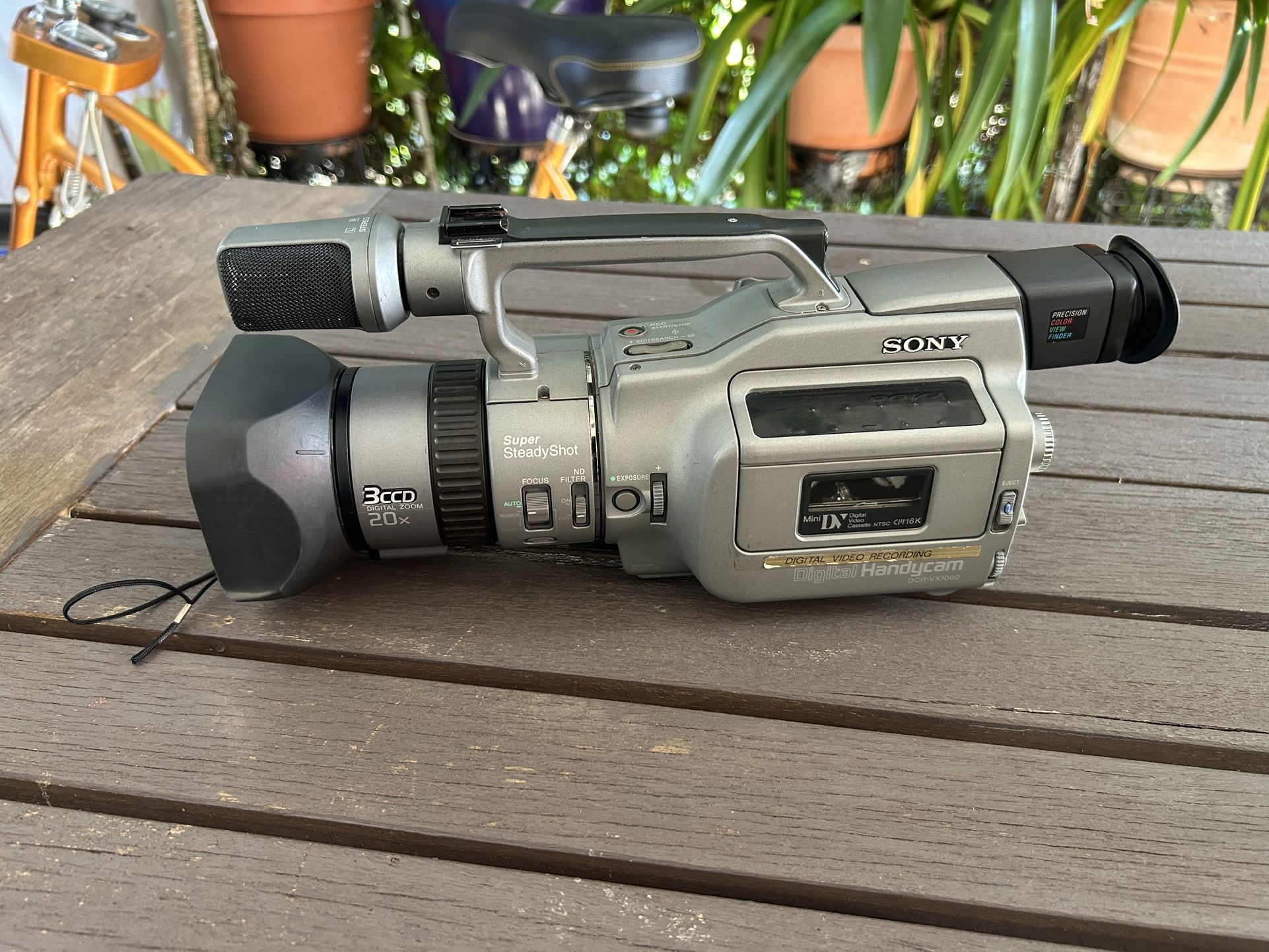 Sony DCR-VX1000 3CCD MiniDV Digital Handycam Camcorder