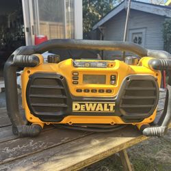 Dewalt DC012 Worksite Charger / AM/FM Radio - TESTED