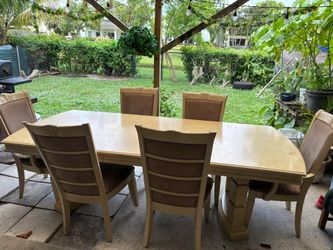 Una mesa con 6 sillas y un gavetero grande