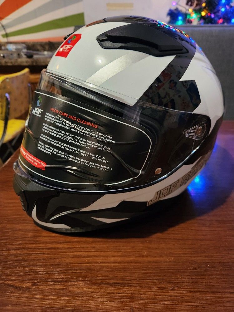 JQF Full Face Motorcycle Helmet / Snowmobile Helmet. Size Medium